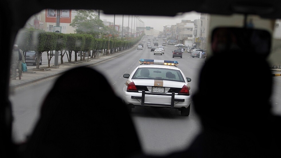 السعودية.. شاب يمنع هروب موقوف حاول الفرار من سيارة للشرطة... (فيديو)