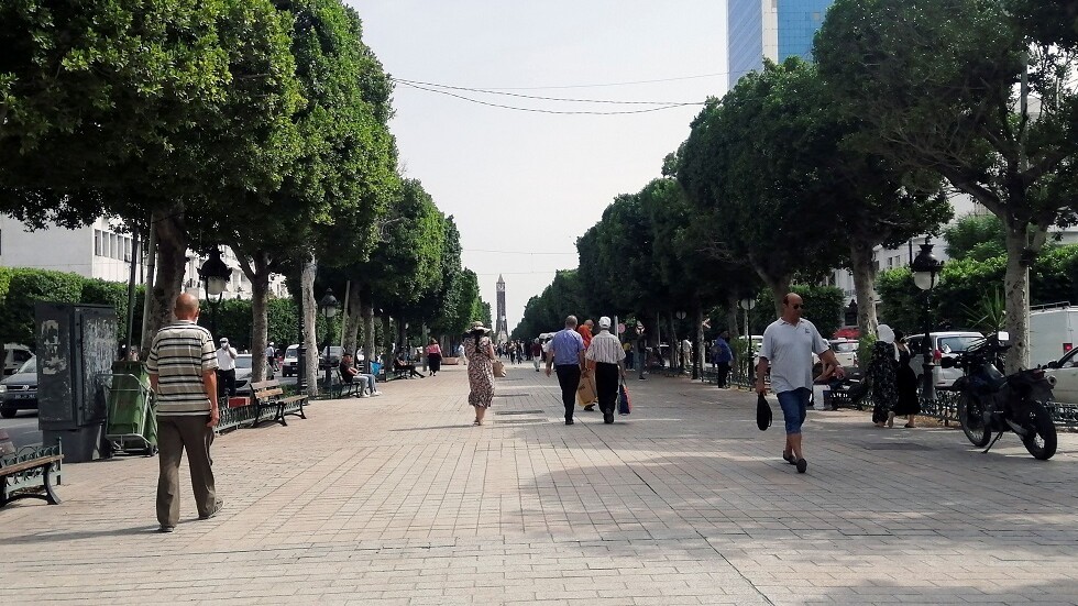 تونس.. بدء التحقيق في حادث تمزيق نسخة من الدستور وحرقها خلال وقفة احتجاجية (صور + فيديو)