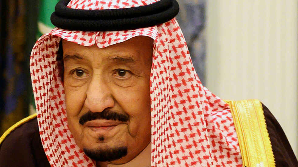 تداول صورة نادرة للملك السعودي سلمان ببدلة رسمية مع نجله الأمير عبد العزيز
