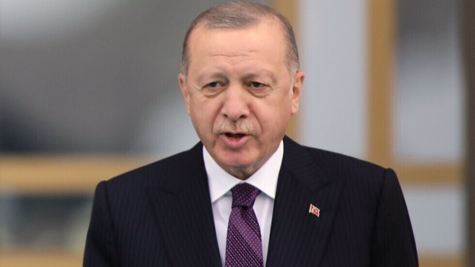 أردوغان يطالع الصحف مع قطة حفيدته! (صور)