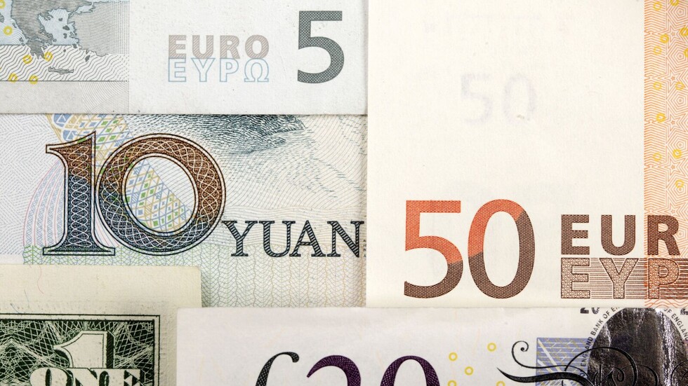 للمرة الأولى منذ يوليو 2020.. اليورو ينخفض إلى دون مستوى 85 روبلا