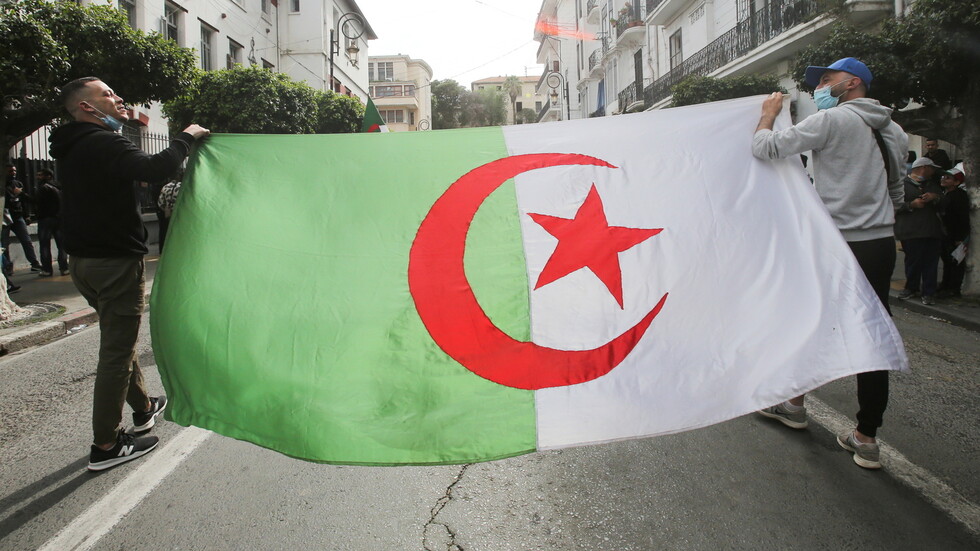 هسبريس: الجزائر تفتح الحدود البرية مع المغرب