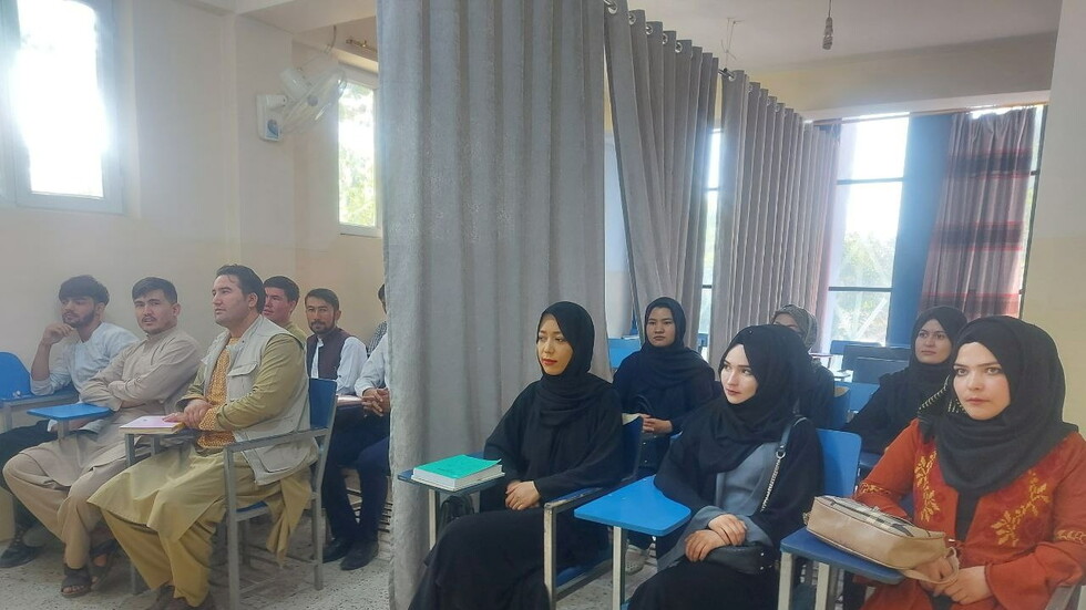 نيويورك تايمز": "طالبان" تمنع النساء من دخول حرم جامعة كابل حتى خلق"بيئة إسلامية"