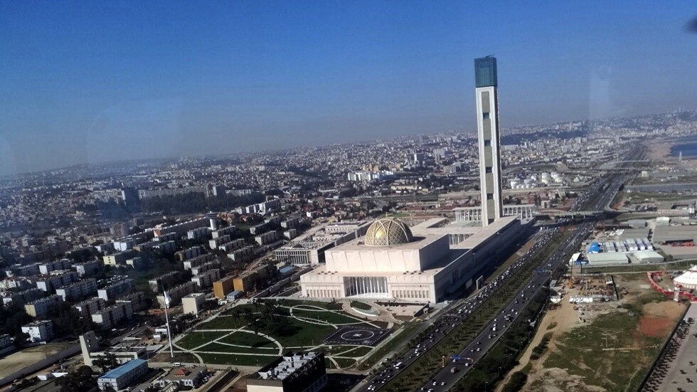 مدير جريدة "الوطن" الجزائرية: حذفنا منارة المسجد الأعظم عمدا ولم نخطئ