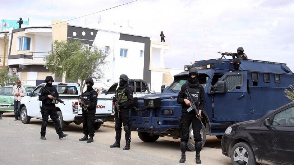 تونس.. توقيف شخص بحوزته ''درون'' ومسدس وبدلة عسكرية