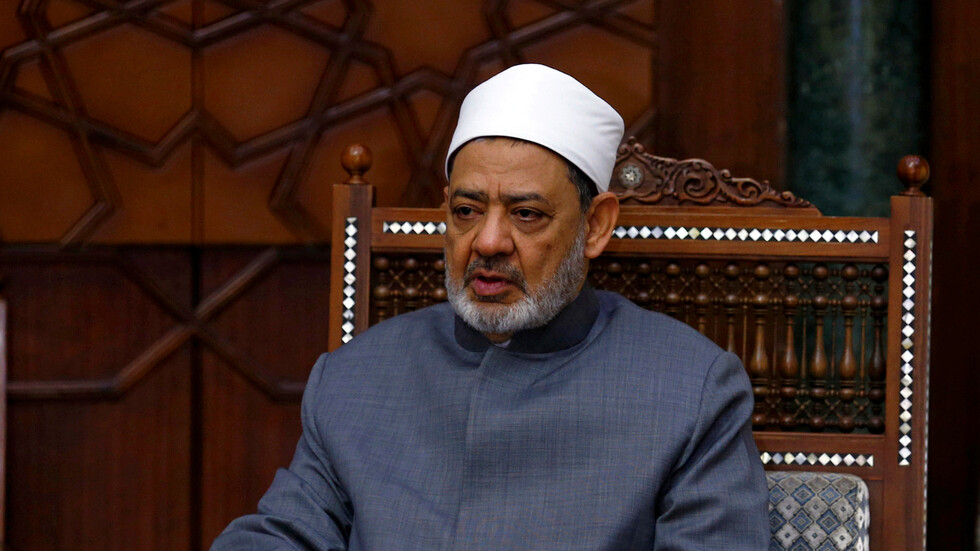 مصر.. شقيق شيخ الأزهر يكشف حقيقة مرض الإمام أحمد الطيب