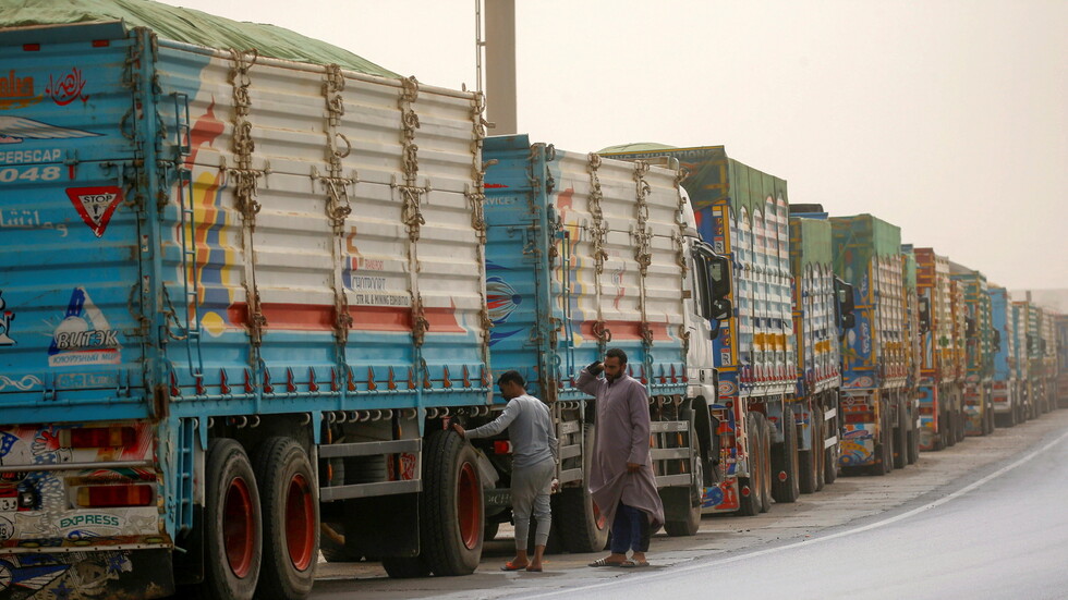 توقف حركة الشاحنات بين مصر والسودان بسبب إغلاق متظاهرين "شريان الشمال"