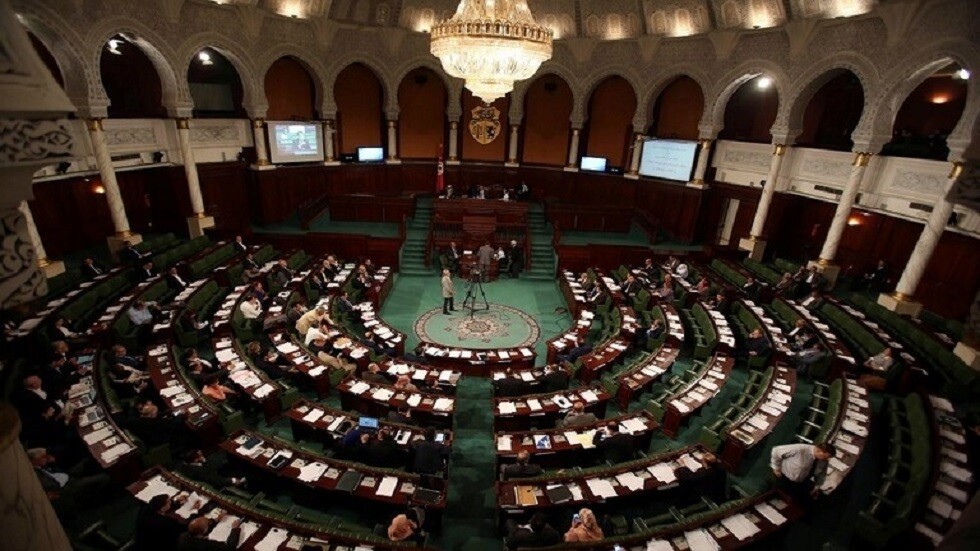 برلمان تونس يعلن أنه في حالة انعقاد دائم ويحمل الرئيس مسؤولية إغلاقه