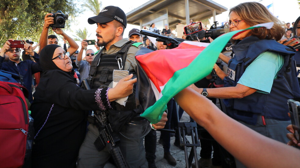 مشادات بين فلسطينيين ونشطاء من اليمين الإسرائيلي أمام مركز شرطة على خلفية زيارة استفزازية (فيديو)