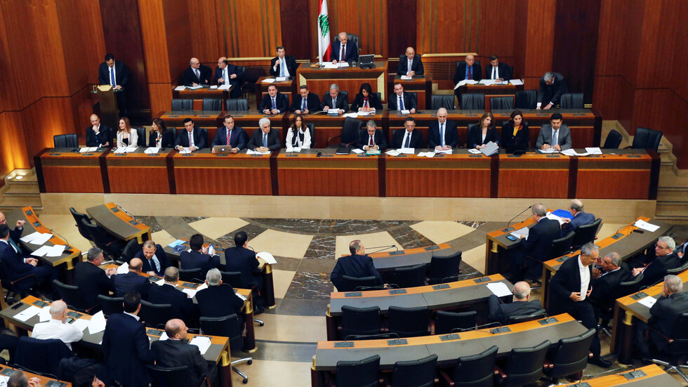 نواب لبنانيون يقدمون اقتراحا لخفض سن الاقتراع إلى 18 عاما