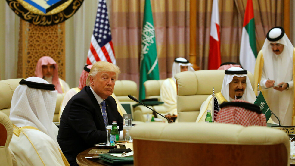 الكشف عن سبب لون وجه ترامب "البرتقالي" في السعودية عام 2017