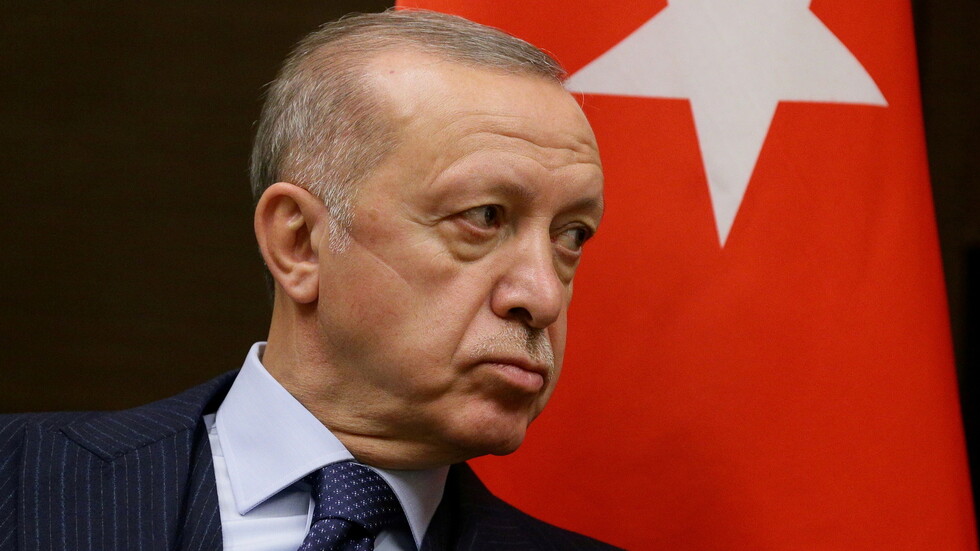 مصادر: أردوغان يفقد الثقة في محافظ البنك المركزي والليرة تهبط