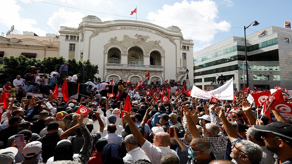 تونس.. الاعتداء على صحفيين من التلفزة الوطنية من قبل متظاهرين في الشارع الرئيس للعاصمة (فيديو)