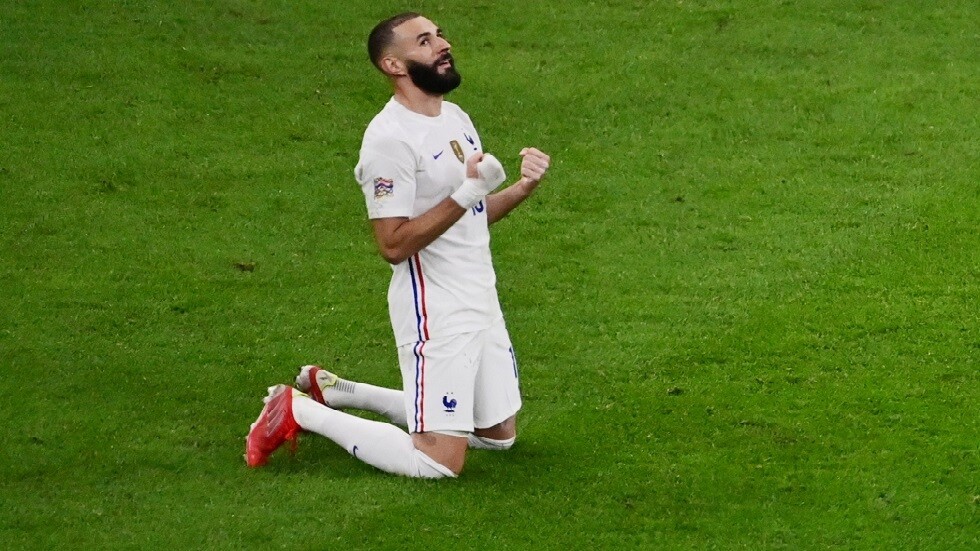 شاهد.. بنزيما يهز شباك منتخب إسبانيا بهدف عالمي