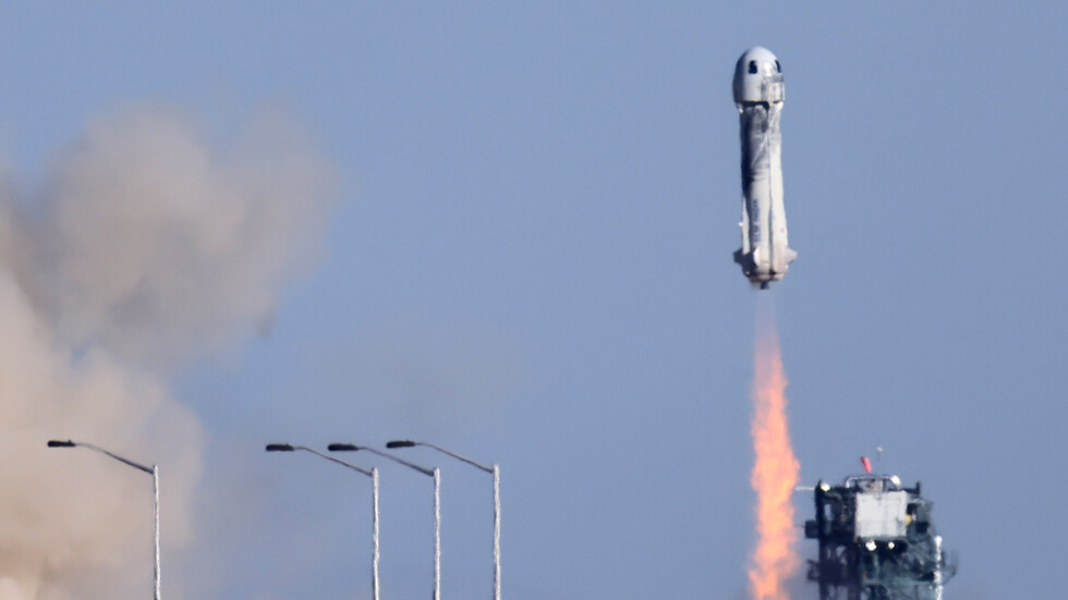 مركبة blue origin تعود إلى الأرض بعد رحلة استمرت دقائق في الفضاء (فيديو)