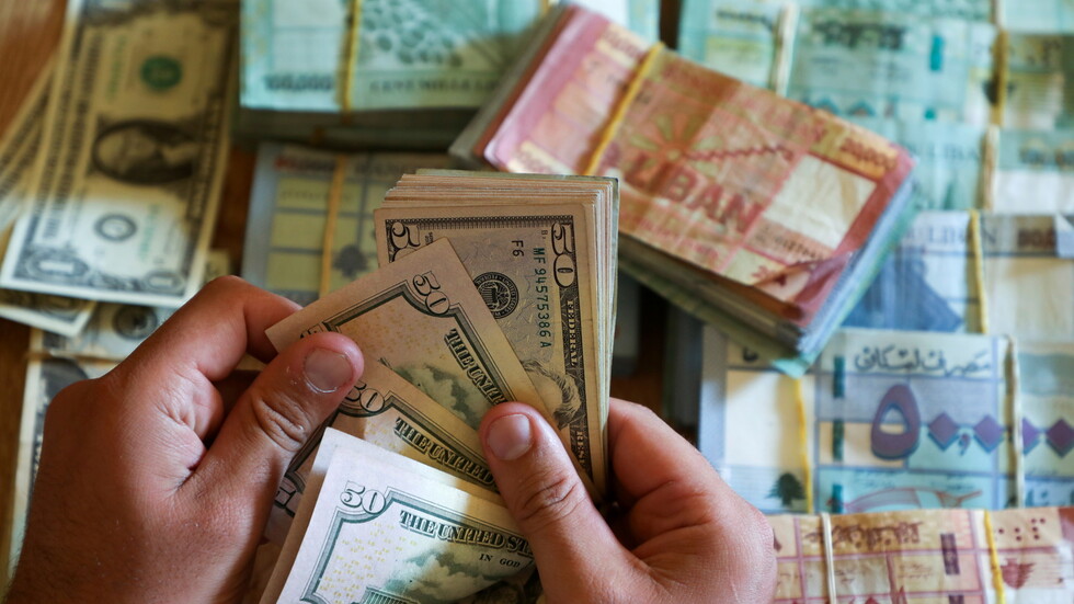 الليرة اللبنانية تواصل التدهور أمام الدولار