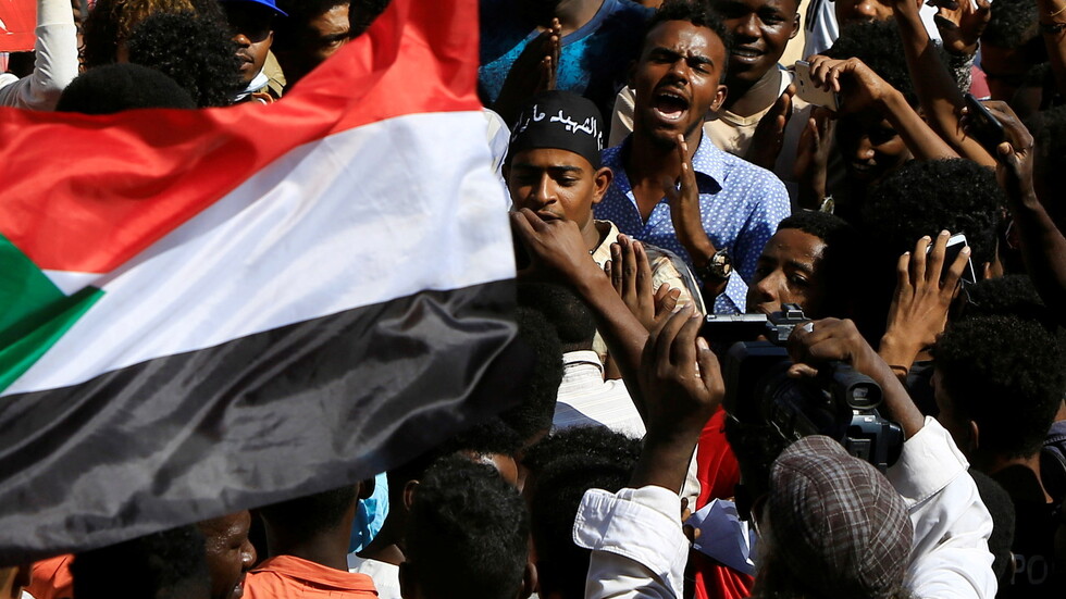 السودان.. المتظاهرون يحتشدون أمام القصر الرئاسي بالخرطوم (فيديو)