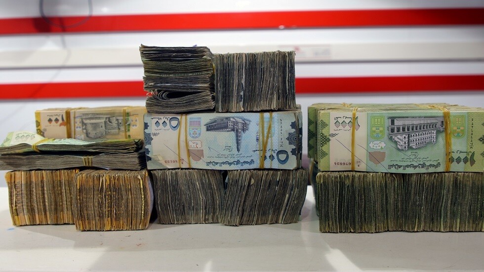 الحكومة اليمنية تعلق تحويل الأموال داخليا مؤقتا وتقر إجراءات لمنع تهريب الدولار