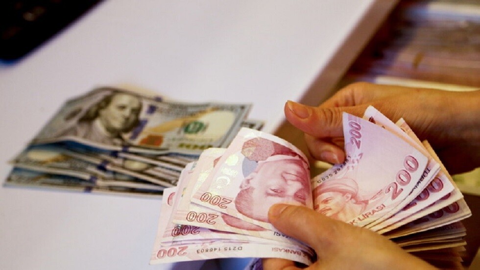 الليرة التركية تهبط إلى مستوى قياسي جديد أمام الدولار