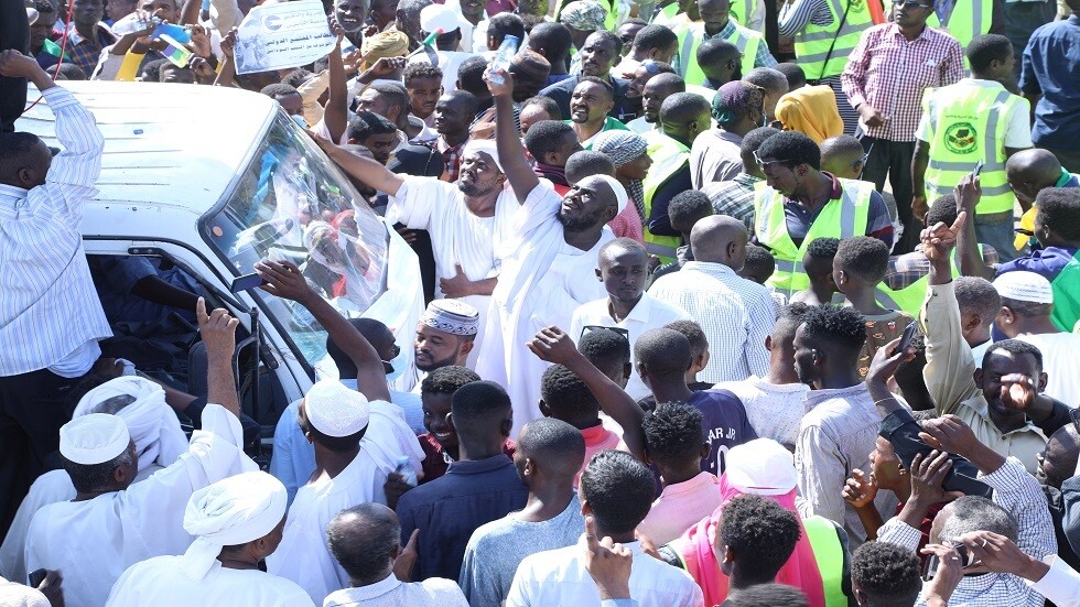 الخرطوم.. الشرطة تطلق الغاز المسيل للدموع لتفريق المتظاهرين قرب مبنى البرلمان (فيديو)
