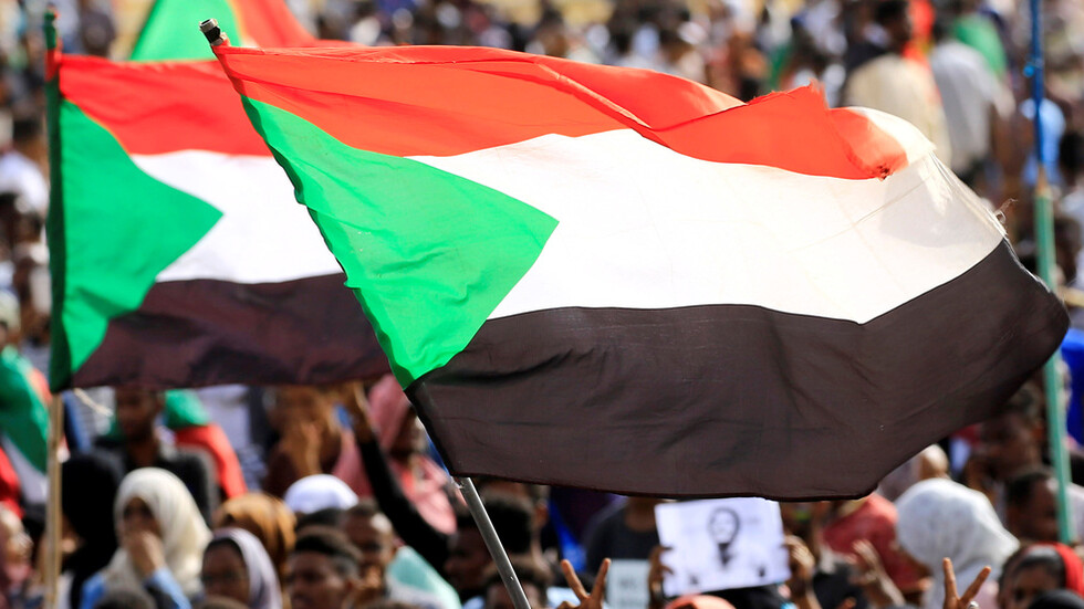 وزير الاتصالات السوداني ينفي تصريحات مناوي حول اتفاق بين البرهان وحمدوك بحل مجلسي السيادة والوزراء