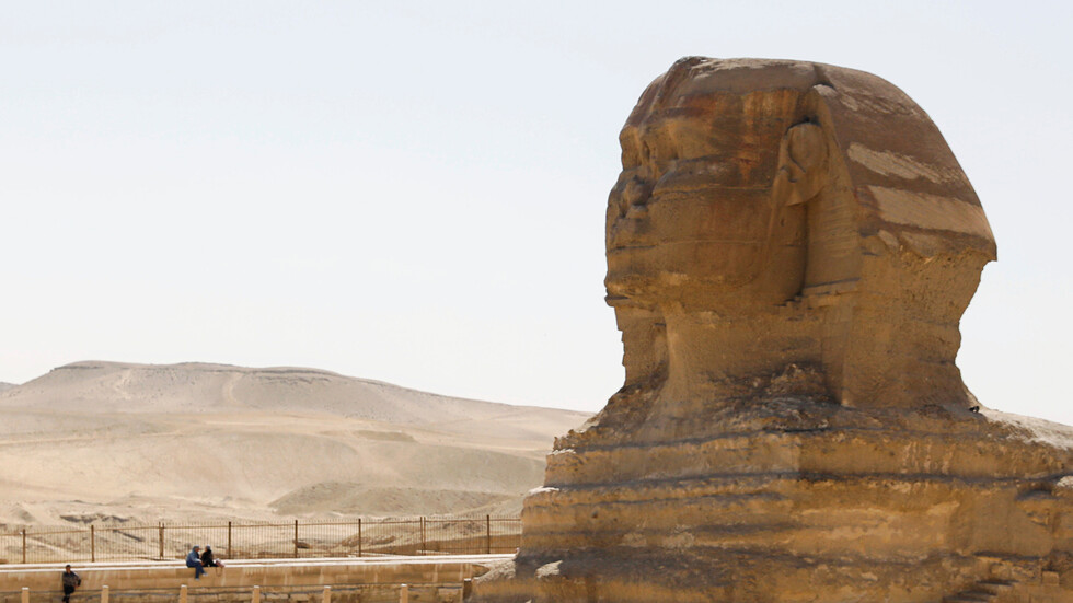 زاهي حواس يلتقي نجوم فن عالميين وشخصيات بارزة بينهم أمير سعودي أمام تمثال أبو الهول (صور)