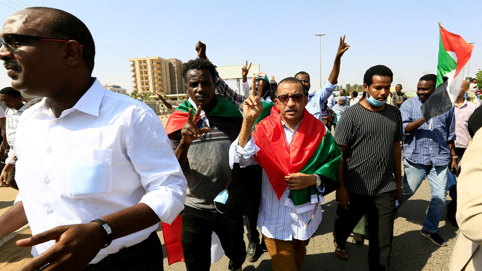 جرحى في صفوف المتظاهرين أمام مقر القيادة العامة للجيش السوداني بالخرطوم