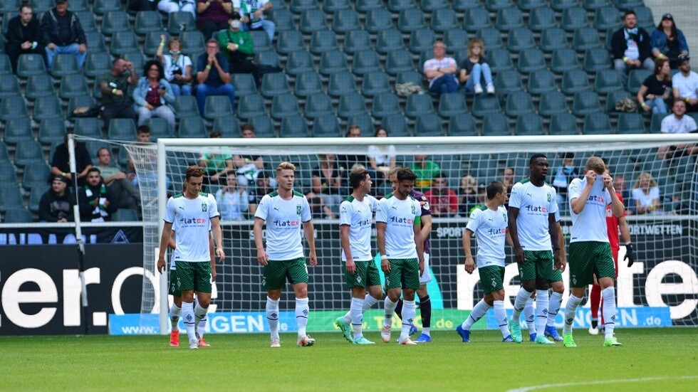 شاهد.. لاعب يقود فريقه للفوز بـ"ركلة العقرب"