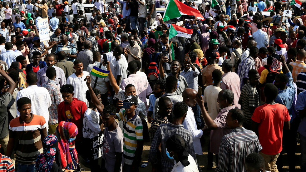 السودانيون يواصلون احتجاجاتهم رفضا لاستيلاء الجيش على السلطة