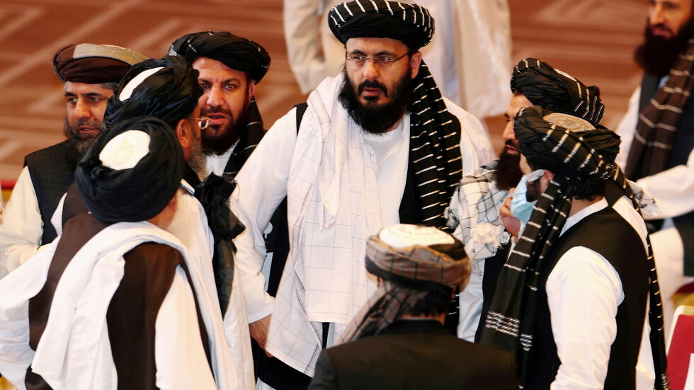 أول وقوف أمام الميكرفون لوزير الدفاع الأفغاني الجديد (الفيديو)