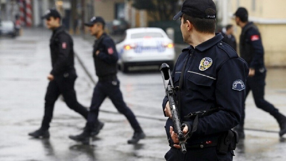 أحدهما عربي الجنسية.. السلطات التركية تعتزم ترحيل أجنبيين من أراضيها