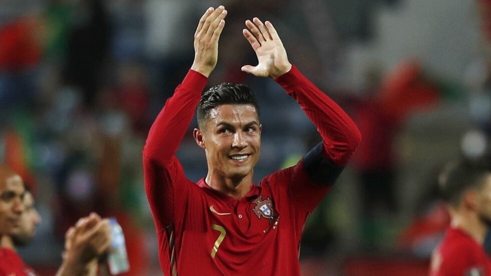 شاهد.. لاعب يتعرض لموقف محرج بعد محاولة تقليد رونالدو