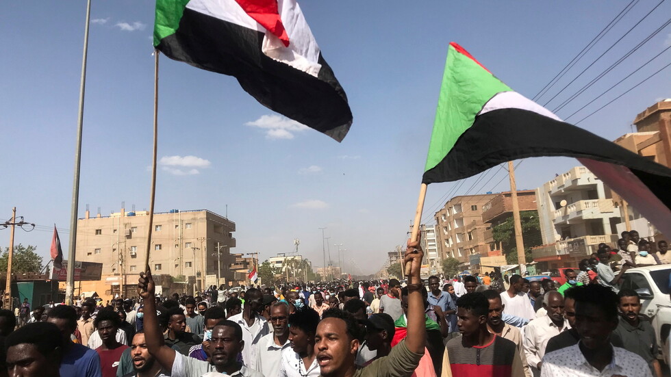 لجنة أطباء السودان تعلن مقتل متظاهر ثالث بنيران القوات المسلحة اليوم والشرطة تنفي