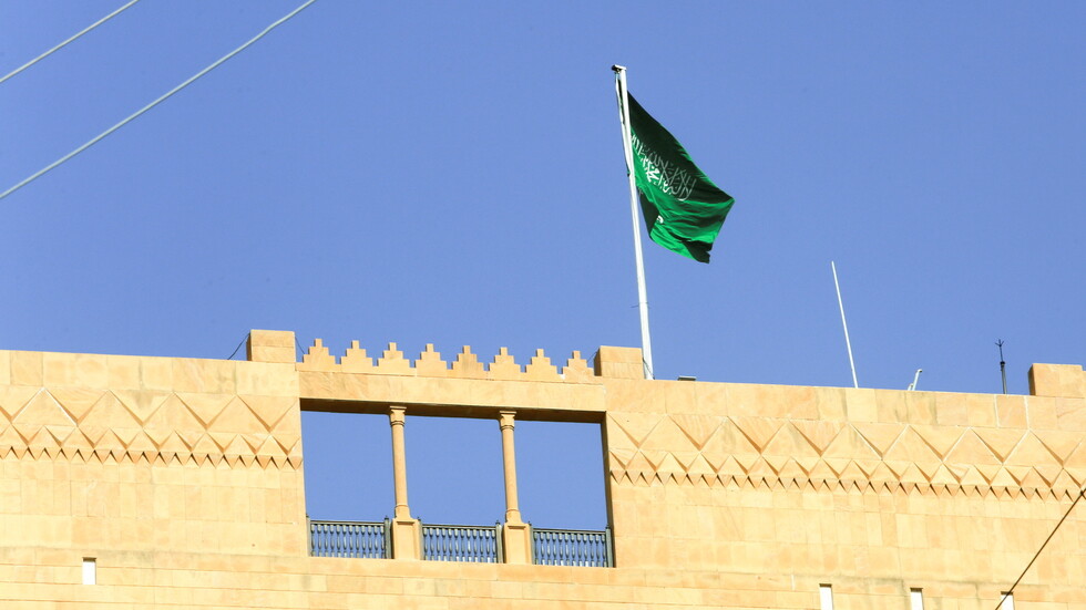 السعودية: ليست هناك أزمة مع لبنان وسندعم الجهود لإصلاح شامل يعيده إلى العالم العربي