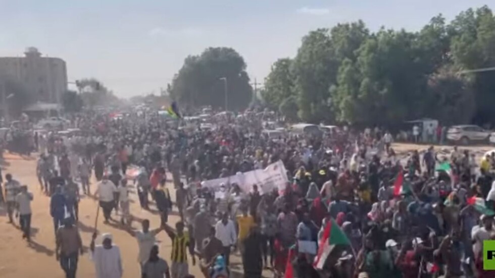 آلاف المتظاهرين يخرجون إلى شوارع الخرطوم رفضا للانقلاب العسكري