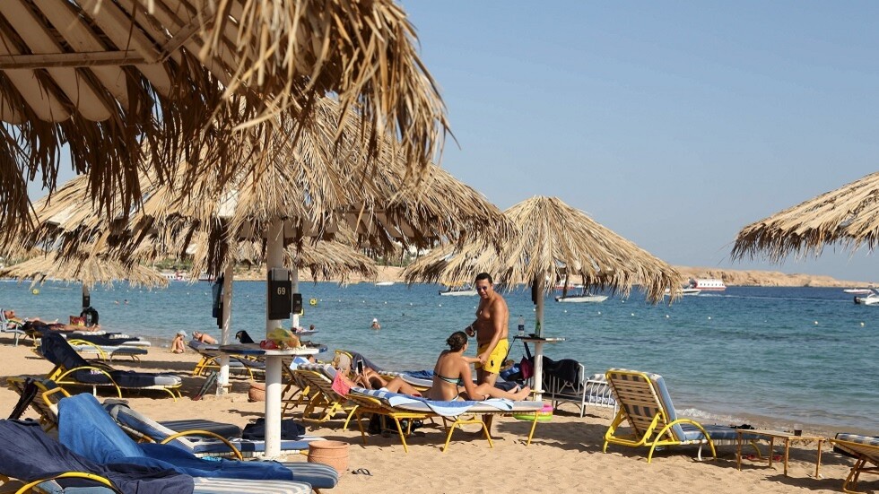 مصر.. نقل نحو 40 سائحا روسيا للمستشفى بعد تعرضهم للتسمم بأحد فنادق الغردقة