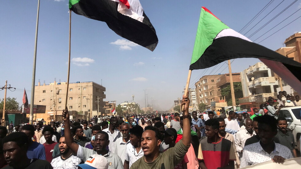 الرجل العنكبوت يشارك في مظاهرات السودان (فيديو + صور)