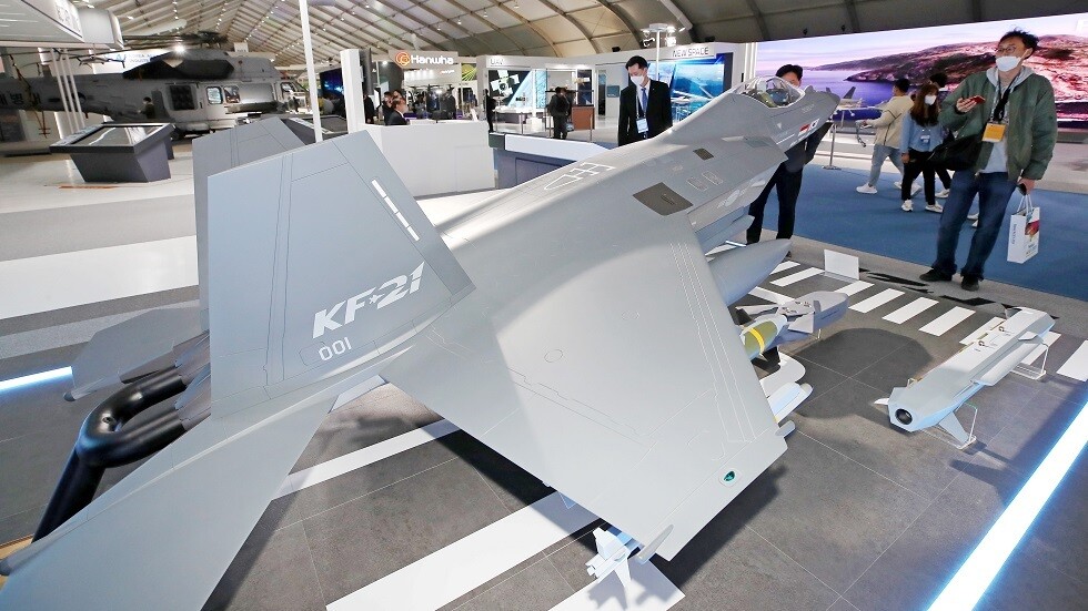 بالصور.. كوريا الجنوبية تكشف عن طائرتها المقاتلة الجديدة "KF-21"