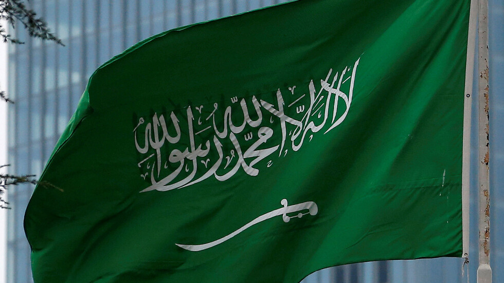 السعودية..السجن 8 أشهر لمواطن نشر رقم زميله في مواقع التواصل وقذفه بألفاظ "خادشة "