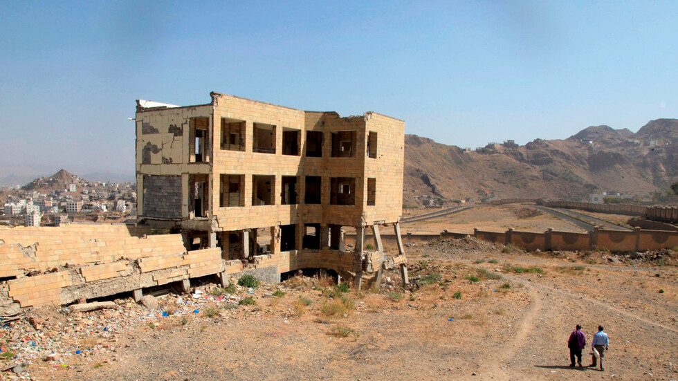 الحكومة اليمنية تتهم الحوثيين بقتل 3 أشخاص بقصف تعز
