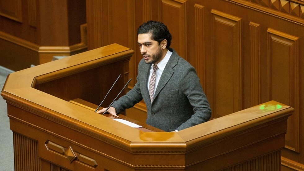 بالفيديو.. نائب أوكراني يقوم بحركة غير أخلاقية تجاه زيلينسكي من منصة البرلمان