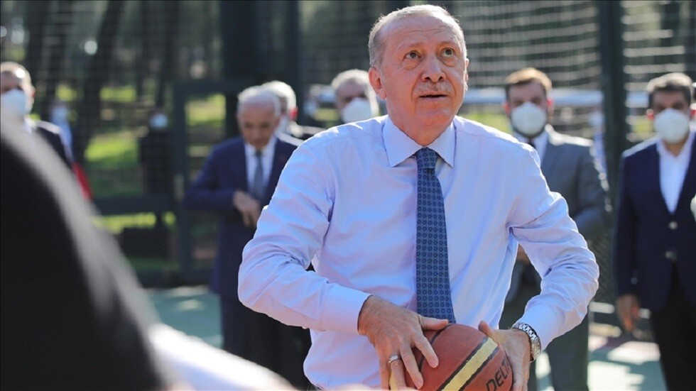 أردوغان يلعب كرة السلة مع مجموعة شباب في إسطنبول