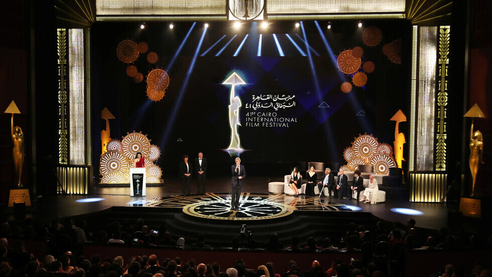مهرجان القاهرة السينمائي يكرم نيللي ويعرض نحو 100 فيلم من 60 دولة