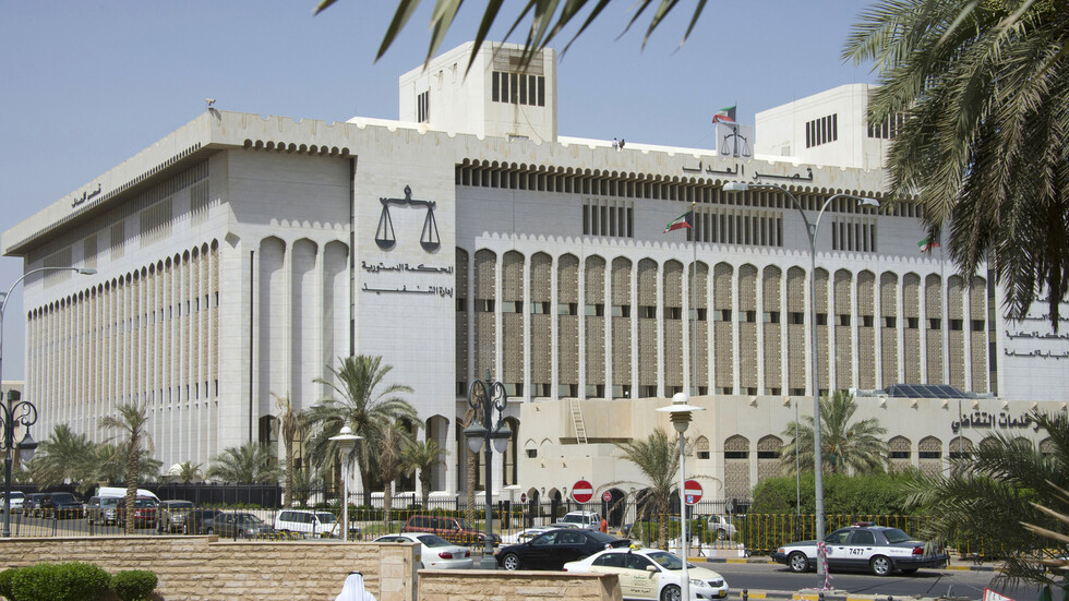 الكويت.. تغريم  الشاعر فاضل الدبوس بتهمة "الإساءة للشيعة والمطران والكنادره"
