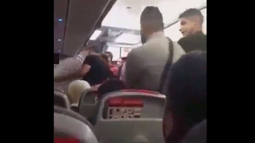 "هروب جماعي".. تهم ثقيلة تلاحق مغاربة فروا من طائرة بمطار مايوركا الإسباني (فيديو)