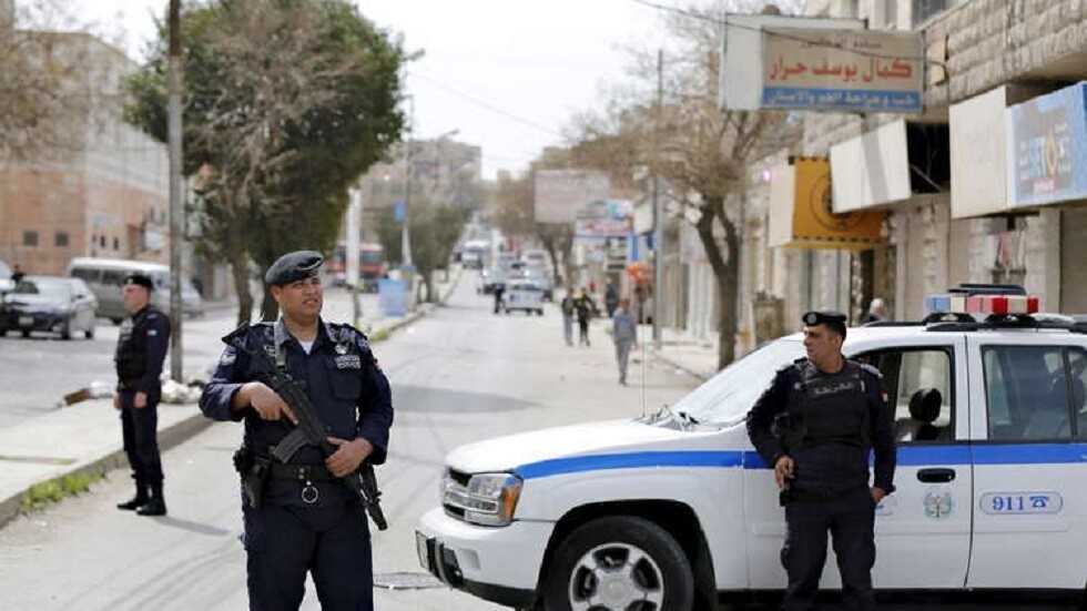 الأردن.. القبض على مطلوب قتل شخصين وأصاب والدهما طعنا في إربد (فيديو)