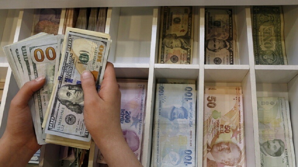 الليرة التركية تقترب من مستويات قياسية