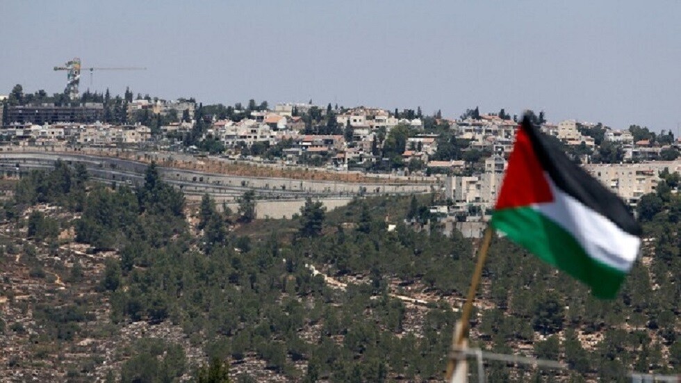 توقيف وزير فلسطيني سابق بتهمة تسويق منتجات إسرائيلية على أنها فلسطينية