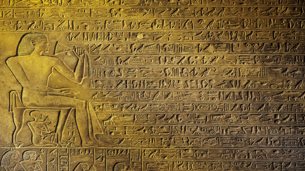 علماء الآثار يكتشفون كتلا منقوشة بالهيروغليفية بعد وفاة آخر حكام مصر الأصليين!