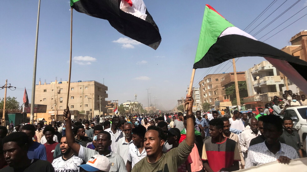 قوى سياسية سودانية تجدد رفضها لاستيلاء الجيش على السلطة وتطالب بإطلاق سراح المعتقلين